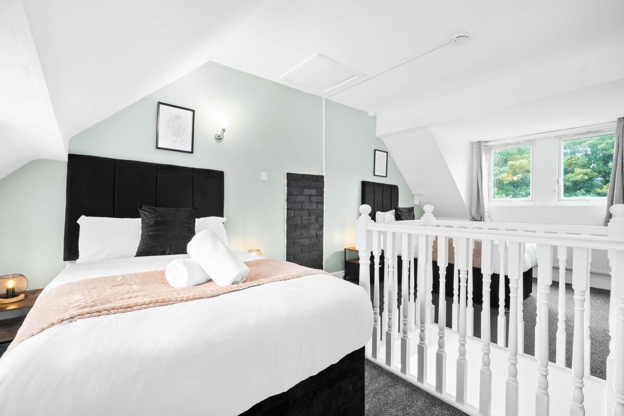 Three Bed House - Accommodates 7 - Parking - Garden - Harborne 465h * Birmingam