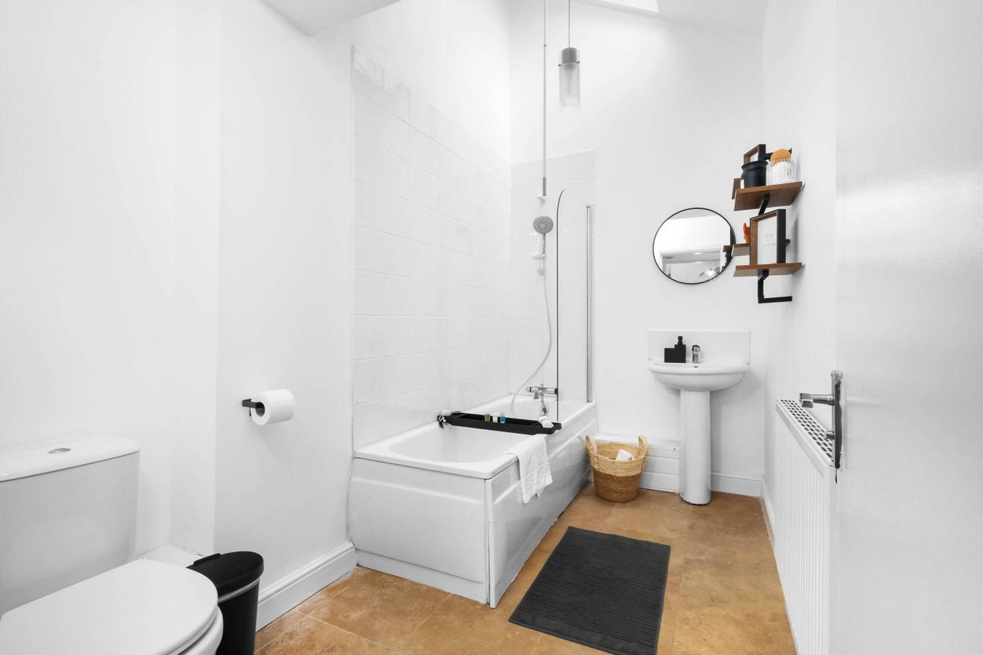 Three Bed House - Accommodates 7 - Parking - Garden - Harborne 465h Сasa de vacaciones *