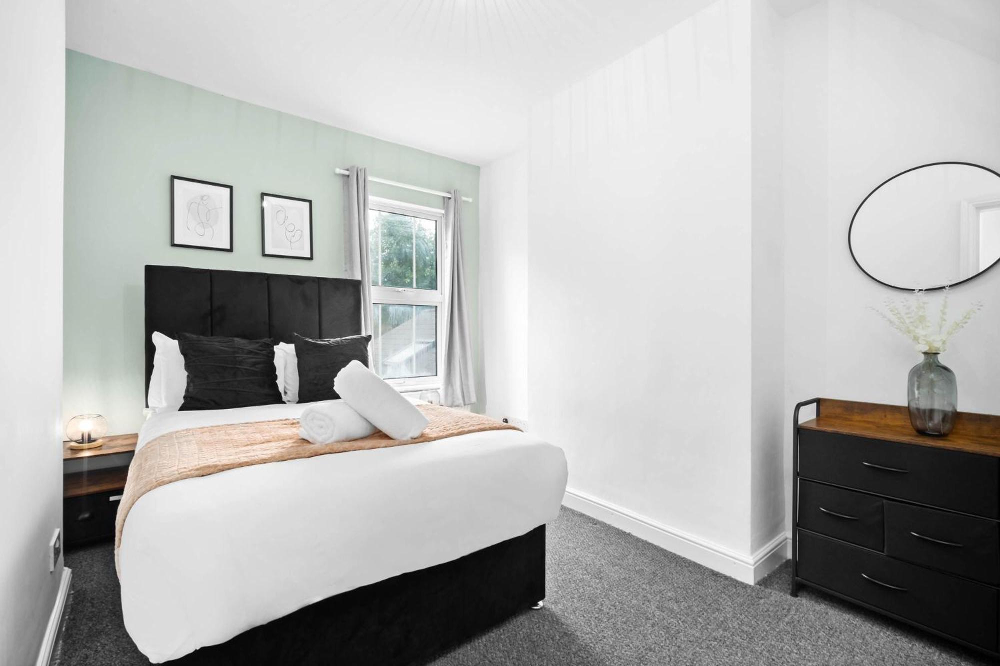 Three Bed House - Accommodates 7 - Parking - Garden - Harborne 465h Birmingam
